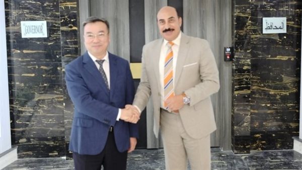 محافظ أسوان وعمدة