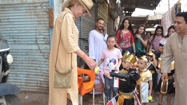 اطفال الأقصر بالورود