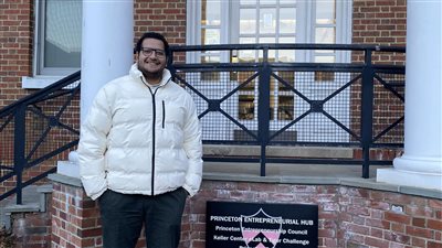 باحث مصري بأمريكا: اكتشافنا نحو إنتاج الهيدروجين بالطاقة الشمسية فتح أبوابا للعلماء.. وحلمي الحصول على نوبل| حوار