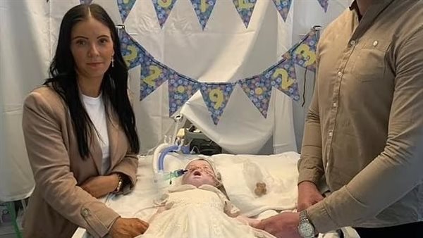 الطفلة إندي مع والديها