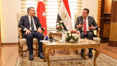 وزير الصحة يستقبل نظيره التركي بمطار القاهرة الدولي