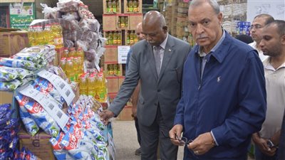 محافظ القليوبية يتابع مبادرة تخفيض السلع بأحياء شرق وغرب شبرا الخيمة 
