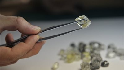 أوروبا تقترح عقوبات جديدة تشمل حظر استيراد الألماس من روسيا.. وموسكو ترد