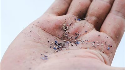 دراسة: المواد البلاستيكية الدقيقة الموجودة على هذه الجبال تؤثر على طقس الأرض 