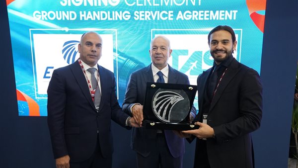 جانب من التوقيع 