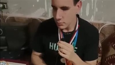 طالب كفيف بالمنيا يبدع في تلاوة القرآن ويعلمه لزملائه بطريقة برايل: بقلّد أصوات القراء.. ومشاري راشد مثلي الأعلى | بث مباشر