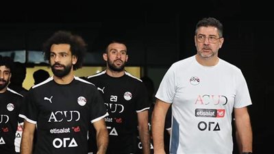 قرار جديد من فيتوريا بشأن لاعبي الأهلي قبل أمم إفريقيا