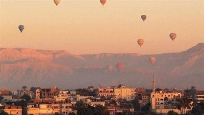 1100 سائح يحلقون بسماء الأقصر على متن 45 رحلة بالون طائر