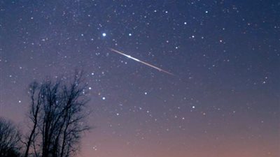 ذروتها الليلة.. زخة شهب الأسديات تظهر في سماء مصر اليوم