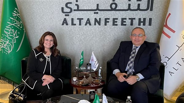 وزيرة الهجرة مع قنصل