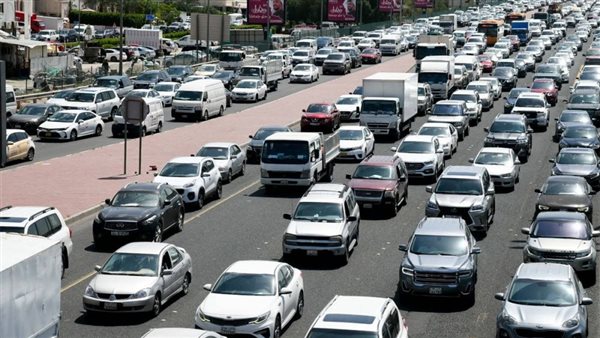 مرور سيارات على الطريق