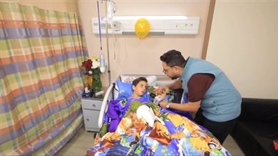 الطفل الفلسطيني عبد الله الكحيل يكشف لـ أحمد فايق كواليس إصابته وأسباب طلب العلاج في مصر