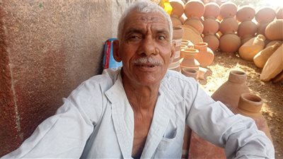 عم محمود أقدم صانع فخار ببني سويف: بقالي 60 سنة في المهنة والتكنولوجيا قضت علينا