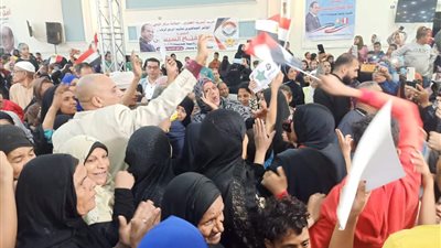 بالزغاريد والأعلام.. 9 صور ترصد احتشاد مئات السيدات لإعلان تأييدهن للرئيس السيسي بقنا