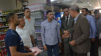 محافظ القليوبية يتفقد منافذ تجارية لمتابعة مبادرة تخفيض أسعار السلع الأساسية بمدينتي الخانكة وشبين القناطر