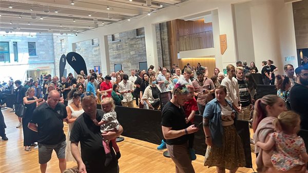 إقبال من الزائرين