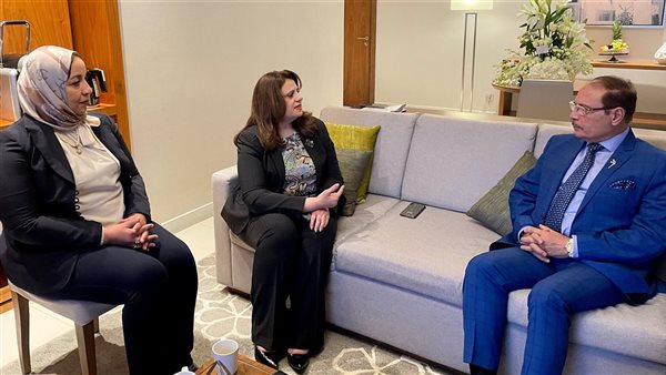 وزيرة الهجرة تلتقي