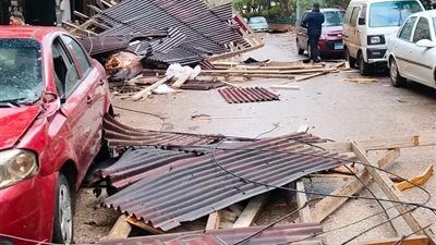 أتلفت 7 سيارات.. سقوط تندة من الطابق العاشر بسبب الطقس بالدقهلية │صور