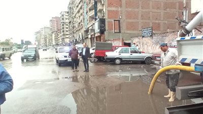 استمرار هطول الأمطار على الدقهلية.. والدفع بسيارات شفط المياه بالشوارع