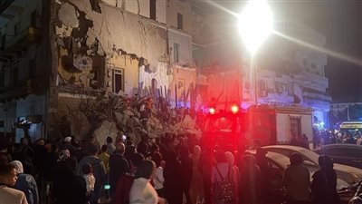 وجود سكان تحت الأنقاض.. انهيار عقار بحي الشرق في بورسعيد | صور