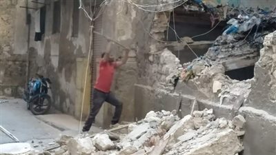إزالة الأجزاء المعلقة ورفع المخلفات بعقار في حي الجمرك وسط الإسكندرية بعد سقوط أجزاء منه 