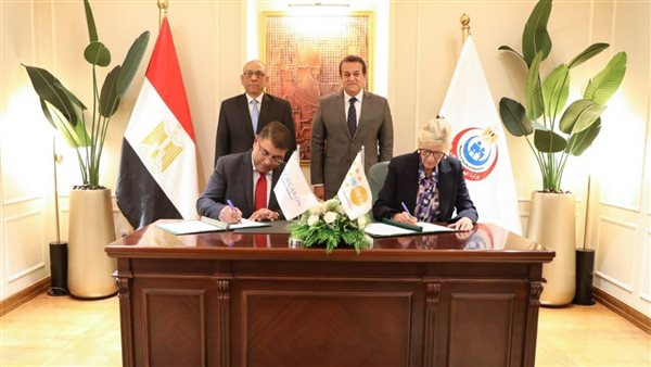 جانب من التوقيع