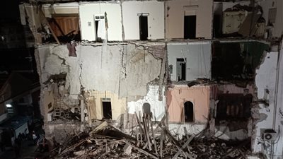 الضحية الرابعة..انتشال جثة شاب بعد العثور على جثمان والده وشقيقيه أسفل عقار بورسعيد المنهار| تفاصيل