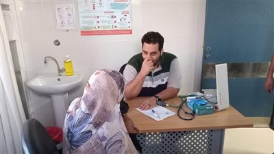 الكشف المجاني على 869 حالة لأبناء الشلاتين وحلايب خلال قافلة طبية جنوب الوادي| صور