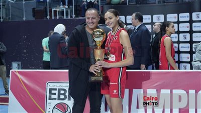 بعد فوز الأهلي.. نادر السيد يحتفل مع ابنته تمارا بكأس سوبر السلة للسيدات