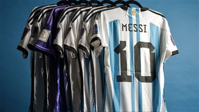 يبدأ من 8 ملايين جنيه إسترليني.. مزاد لبيع قمصان ميسي الستة في كأس العالم 2022 بقطر