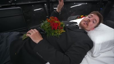 يوتيوبر أمريكي يدفن نفسه أسبوعا كاملا.. ويدخل في معاناة نفسية