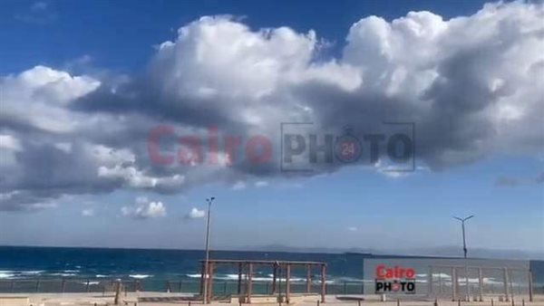 سحب كثيفة بسماء رأس