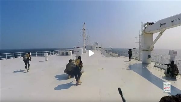 الحوثي يستهدفون سفينة
