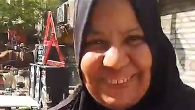 قصة كفاح بائعة خردة بالعمرانية: جوزي مريض وبقالي 7 سنين بشتغل عشان أساعده | بث مباشر