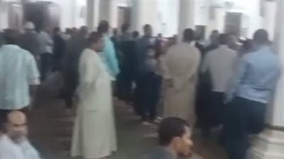 المئات يشيعون جثمان طبيب شاب سقط به الأسانسير بالفيوم | بث مباشر 