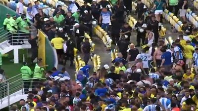 اشتباكات بين جماهير البرازيل والأرجنتين.. وميسي يأمر اللاعبين بالانسحاب إلى غرف خلع الملابس