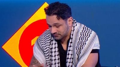 محمد عطية يبكي على الهواء: الأطفال في غزة ضفرهم برقبتي.. وبستحرم أكل وهما بيموتوا من الجوع