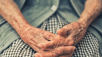 على كرسي متحرك.. مسنة تتهم أولادها بضربها وسحلها بسبب الميراث في أكتوبر 