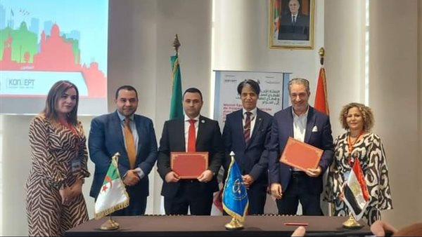 جانب من التوقيع