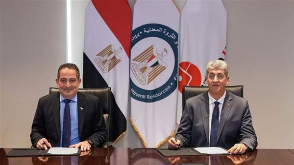 جانب من التوقيع على