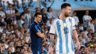 أسباب سياسية.. تفاصيل خلاف سكالوني مع رئيس الاتحاد الأرجنتيني