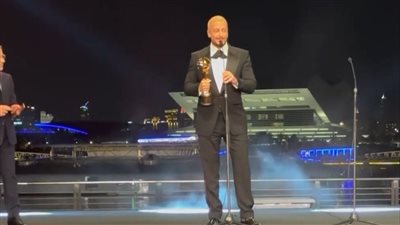 الله يرحم شهداء فلسطين.. سعد لمجرد يهدي تكريمه من ضيافة لـ والديه وملك المغرب