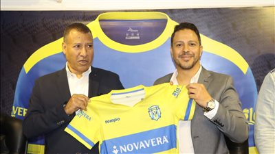 عبد الباقي جمال يوقع عقود تدريب لافيينا بدوري المحترفين | صور