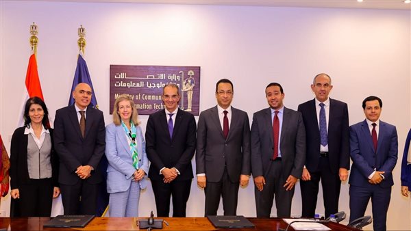 جانب من توقيع اتفاقية