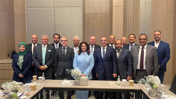 وزيرة الهجرة تلتقي