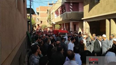 المئات يشيعون جثمان الإمام المتوفى داخل المسجد بعد الصلاة بالمنوفية | بث مباشر