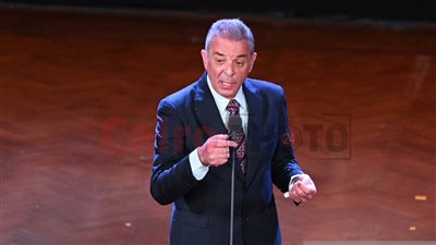 الدموع هي العيال.. محمود حميدة يبكي لهذا السبب | فيديو