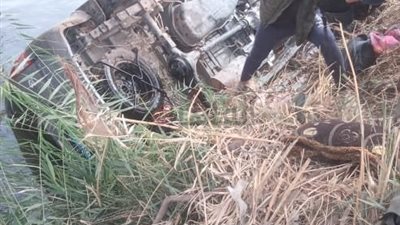 شهداء العلم.. وفاة 4 طلاب وإصابة 10 آخرين في انقلاب سيارة داخل ترعة بأسيوط | بث مباشر 