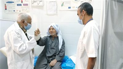 صحة المنيا توقع الكشف الطبي على 1539 مواطنًا بقافلة طبية في أبو قرقاص