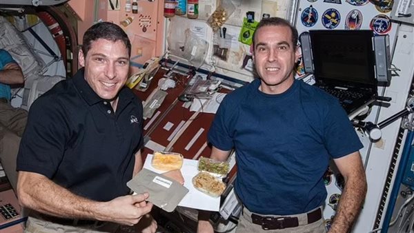 رواد الفضاء يحتفلون